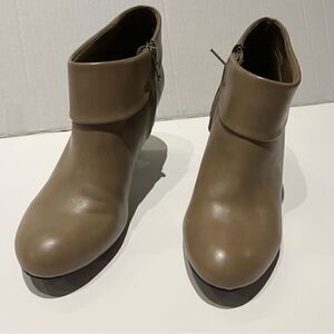 East 5th Heeled Ankle Boots Tan 6 1/2M
